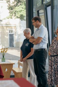 Čebele v klekljani podobi