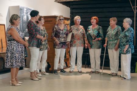 Čebele v klekljani podobi