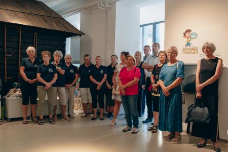 Čebele v klekljani podobi