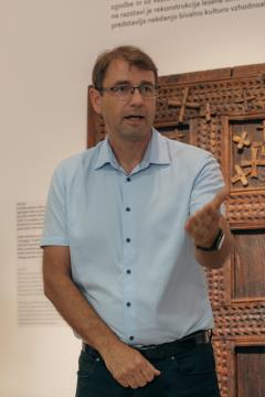 Čebele v klekljani podobi