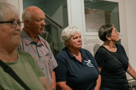 Čebele v klekljani podobi