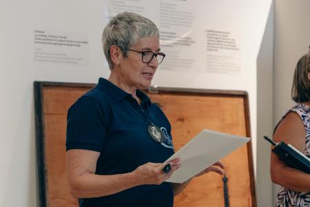 Čebele v klekljani podobi