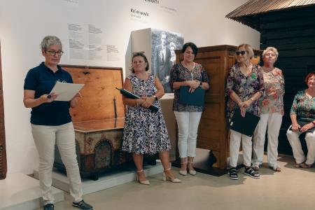 Čebele v klekljani podobi