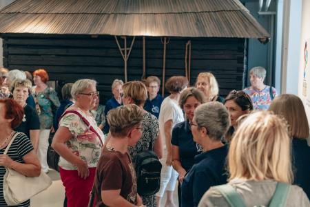 Čebele v klekljani podobi