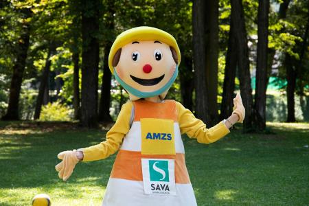 Anja in Marko pred začetkom novega šolskega leta opozarjata na previdnost na cesti