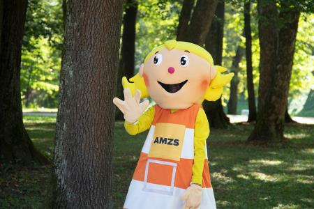 Anja in Marko pred začetkom novega šolskega leta opozarjata na previdnost na cesti