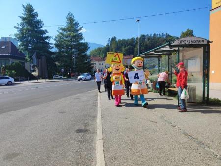 Anja in Marko pred začetkom novega šolskega leta opozarjata na previdnost na cesti