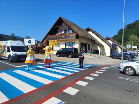 Anja in Marko pred začetkom novega šolskega leta opozarjata na previdnost na cesti