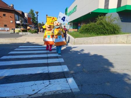 Anja in Marko pred začetkom novega šolskega leta opozarjata na previdnost na cesti