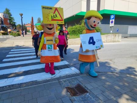 Anja in Marko pred začetkom novega šolskega leta opozarjata na previdnost na cesti