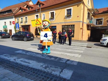 Anja in Marko pred začetkom novega šolskega leta opozarjata na previdnost na cesti