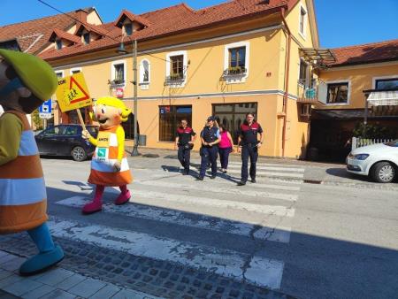 Anja in Marko pred začetkom novega šolskega leta opozarjata na previdnost na cesti