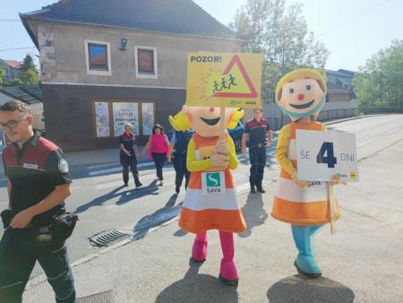 Anja in Marko pred začetkom novega šolskega leta opozarjata na previdnost na cesti
