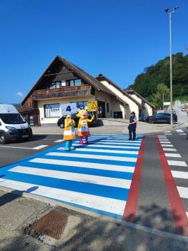 Anja in Marko pred začetkom novega šolskega leta opozarjata na previdnost na cesti