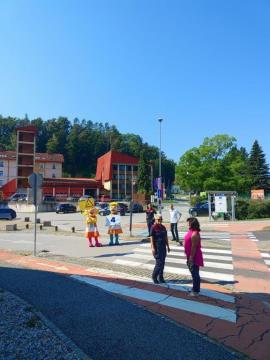 Anja in Marko pred začetkom novega šolskega leta opozarjata na previdnost na cesti