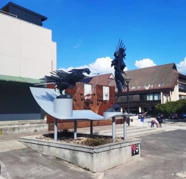 Da se neka javna plastika nahaja v živem okolju, smo se lahko prepričali tik pred dokončanjem obnove, ko se je v neposredni bližini odvijal sejem starin.