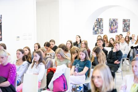 Literarno opoldne s Špelo Frlic