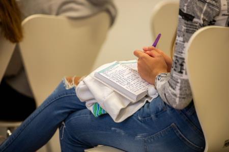 Literarno opoldne s Špelo Frlic