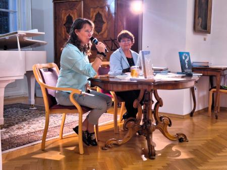 Irena Tršinar: predstavitev zbirk resničnih zgodb o naključjih