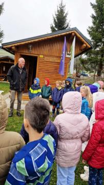 Tradicionalni zajtrk na OŠ in vrtcu Kotlje ob učnem čebelnjaku