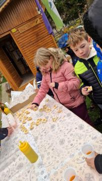 Tradicionalni zajtrk na OŠ in vrtcu Kotlje ob učnem čebelnjaku