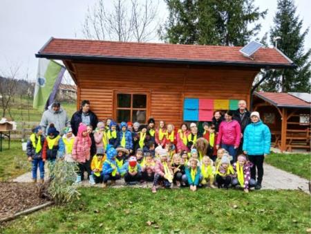 Tradicionalni zajtrk na OŠ in vrtcu Kotlje ob učnem čebelnjaku
