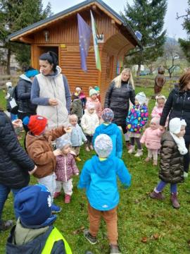 Tradicionalni zajtrk na OŠ in vrtcu Kotlje ob učnem čebelnjaku