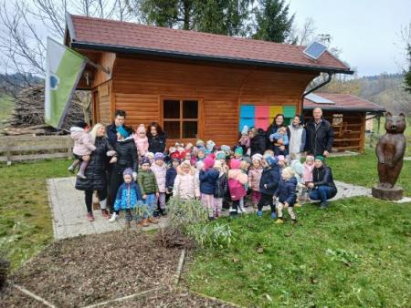 Tradicionalni zajtrk na OŠ in vrtcu Kotlje ob učnem čebelnjaku