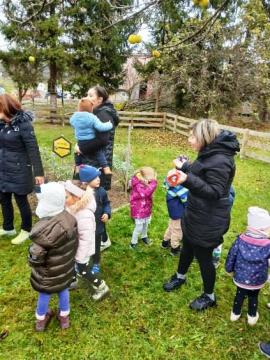 Tradicionalni zajtrk na OŠ in vrtcu Kotlje ob učnem čebelnjaku