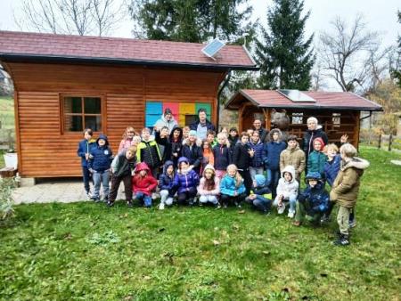 Tradicionalni zajtrk na OŠ in vrtcu Kotlje ob učnem čebelnjaku