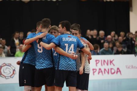 Ravenska odbojkarja Vid Merkač in Ožbi Slatinšek, člana slovenske reprezentance U16 na kvalifikacijskem turnirju MEVZA osvojila srebro