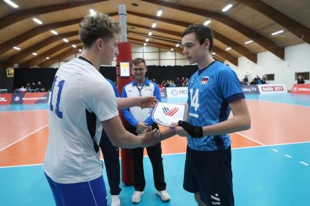 Ravenska odbojkarja Vid Merkač in Ožbi Slatinšek, člana slovenske reprezentance U16 na kvalifikacijskem turnirju MEVZA osvojila srebro