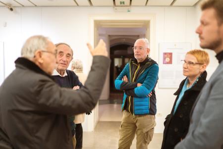 Ilustracije slovenskih ljudskih' v knjižnici