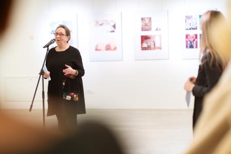 Ilustracije slovenskih ljudskih' v knjižnici