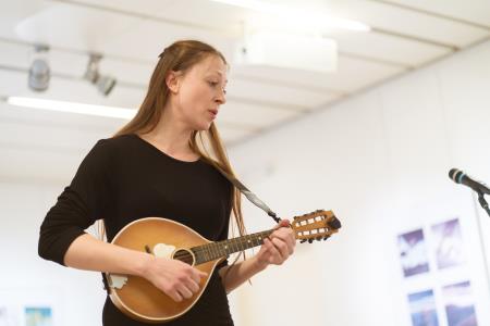 Ilustracije slovenskih ljudskih' v knjižnici