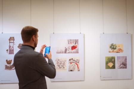 Ilustracije slovenskih ljudskih' v knjižnici