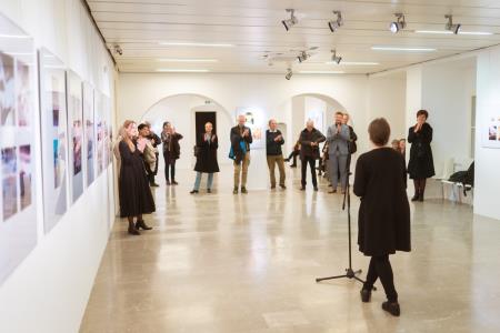 Ilustracije slovenskih ljudskih' v knjižnici