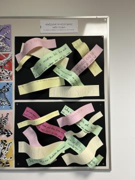 Pisanje in umetnost z roko v roki: razstava prepisanih odlomkov in papirnatih skulptur