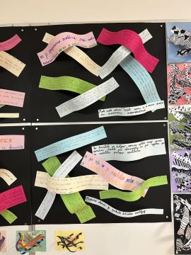 Pisanje in umetnost z roko v roki: razstava prepisanih odlomkov in papirnatih skulptur