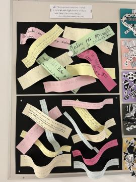 Pisanje in umetnost z roko v roki: razstava prepisanih odlomkov in papirnatih skulptur