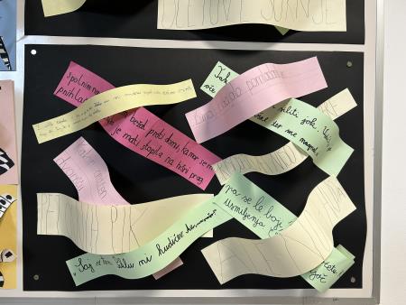 Pisanje in umetnost z roko v roki: razstava prepisanih odlomkov in papirnatih skulptur