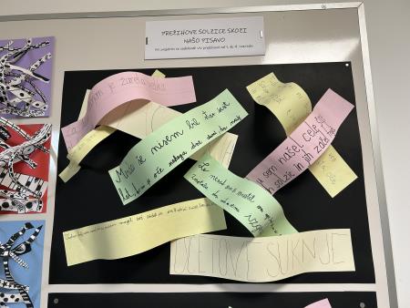 Pisanje in umetnost z roko v roki: razstava prepisanih odlomkov in papirnatih skulptur