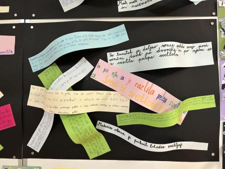 Pisanje in umetnost z roko v roki: razstava prepisanih odlomkov in papirnatih skulptur