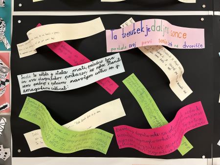 Pisanje in umetnost z roko v roki: razstava prepisanih odlomkov in papirnatih skulptur