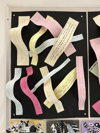 Pisanje in umetnost z roko v roki: razstava prepisanih odlomkov in papirnatih skulptur