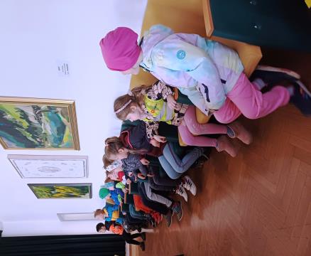 Mali obiskovalci iz Vrtca Ravne na obisku pri županu