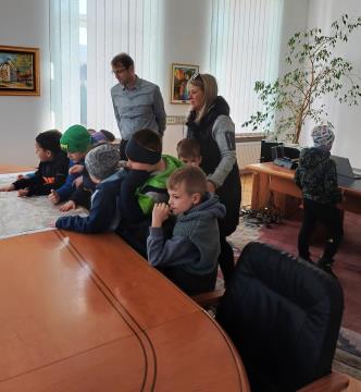 Mali obiskovalci iz Vrtca Ravne na obisku pri županu