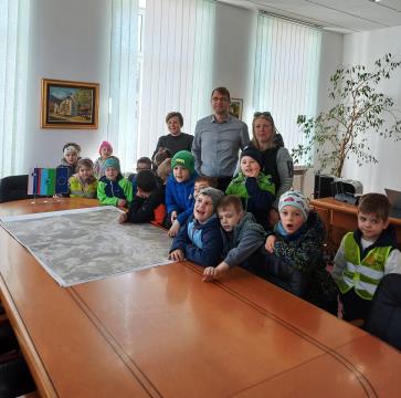 Mali obiskovalci iz Vrtca Ravne na obisku pri županu