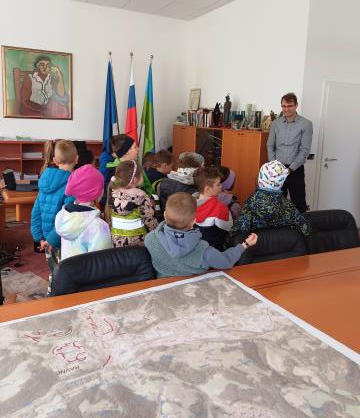 Mali obiskovalci iz Vrtca Ravne na obisku pri županu