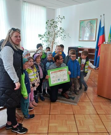 Mali obiskovalci iz Vrtca Ravne na obisku pri županu